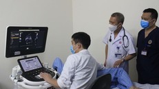 GS.TS Nguyễn Ngọc Thành cùng e-kíp phẫu thuật thăm khám cho bệnh nhân V.T.T.