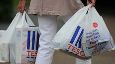 Anh: Giá túi ni lông sẽ tăng gấp đôi từ tháng 4/2021