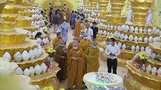 Sắp xếp và phân loại các hũ cốt thân nhân của người dân gửi vào chùa Kỳ Quang 2