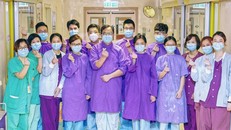 Đội ngũ bác sĩ và y tá tại Bệnh viện Princess Margaret đóng vai trò “cha mẹ” tạm thời của các bệnh nhi COVID-19 (Nguồn: Handout).