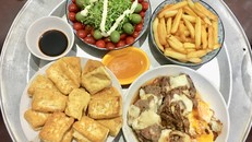 Mọi người nên giảm muối bằng cách hạn chế ăn đồ chiên, xào và thay vào đó là món luộc.