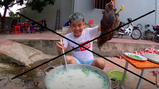 Video con trai bà Tân Vlog luộc gà nguyên con.