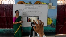 Các giáo viên đọc bài giảng của mình tại trạm phát sóng.