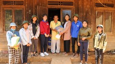 Mỹ Nhi cùng nhóm đến thăm và tặng quà một gia đình người K'Ho.