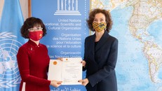 Đại sứ, Đại diện thường trực Việt Nam bên cạnh UNESCO Lê Thị Hồng Vân đã trình Thư ủy nhiệm lên Tổng Giám đốc UNESCO Audrey Azoulay.