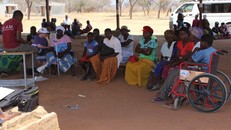 Phụ nữ khuyết tật khó khăn khi lấy nước sạch.