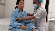 Một bệnh nhân bị sốt mò đang được bác sĩ thăm khám.