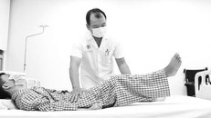 Sau phẫu thuật, chân của bệnh nhân Quân đã duỗi thẳng và có thể tập đi những bước đầu tiên không cần dùng gậy.
