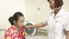 Bệnh nhi được tư vấn tâm lý tại BV Nhi Trung ương.