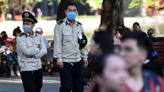 Đoàn kiểm tra khu vực Bờ Hồ phản ánh, ở phố đi bộ ở quận Hoàn Kiếm vẫn còn rất nhiều người không đeo khẩu trang.