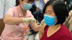 Chị H., người thứ 2 tiêm thử nghiệm vaccine COVIVAC sáng 15/3 được con gái đăng ký, động viên tham gia.