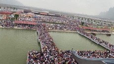 Cảnh tượng hỗn độn 5 vạn người ùn ùn đổ về chùa Tam Chúc như ong vỡ tổ giữa mùa dịch khiến ai cũng ngao ngán.