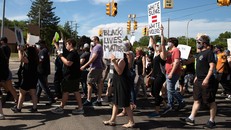 Biểu tình chống lại nạn phân biệt chủng tộc. Ảnh: Reuters.