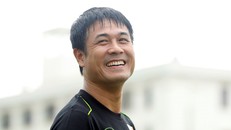 Nụ cười tươi tắn của HLV Hữu Thắng (Ảnh: Báo Thanh Niên)