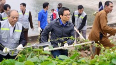 Phó Thủ tướng Vũ Đức Đam cùng sinh viên dọn rác