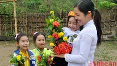 Học sinh Trường Tiểu học Tam Quang 2, Tam Quang, Tương Dương hái tặng cô giáo một bó hoa dại của núi rừng