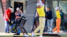 Các học viên trẻ đang tập chơi golf trên sân tập hiện đại nhất Việt Nam