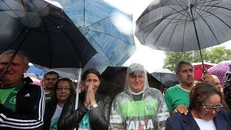 Người dân đội mưa để nói lời tiễn biệt với những người anh hùng của mình. Ảnh: Getty.