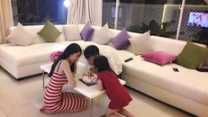 Công Vinh hạnh phúc bên vợ và con gái Bánh Gạo