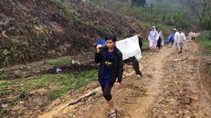 Dân làng xã Trà Nham (huyện Tây Trà) khiêng bệnh nhân đến bệnh viện cấp cứu. Ảnh: H.Thăng