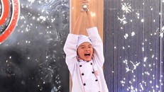 Cậu bé Thanh Hải hạnh phúc giành chiến thắng