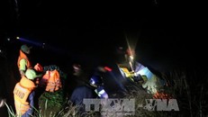 Các phương tiện và lực lượng chức năng của huyện Đắk Glong tìm kiếm các nạn nhân. Ảnh: Ngọc Minh - TTXVN