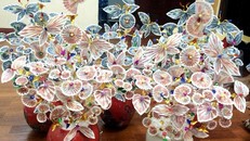 Năm hết Tết đến, mọi người đổ xô mua cây tài lộc bằng tiền và đô la thật