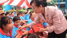 Phó Bí thư Thành ủy, Chủ tịch HĐND TPHCM Nguyễn Thị Quyết Tâm trao quà Tết và bao lì xì cho các em.