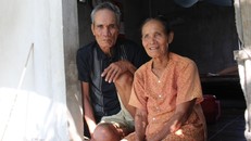 Nụ cười đôn hậu của vợ chồng già nơi không phồn hoa