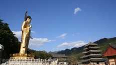 Chùa Beopjusa nổi tiếng bởi tượng Phật Di Lặc với tư thế đứng chiều cao 33 mét