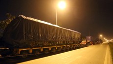 Hai đầu tàu, toa tàu của tuyến đường sắt Cát Linh - Hà Đông đã đến Hà Nội lúc 4h sáng nay 19/2