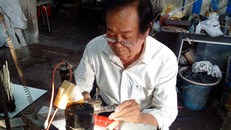 Ông Tố đã gắn bó với nghề xăm hương gần nửa đời người