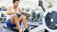 Tập gym quá độ ảnh hưởng tiêu cực đến đời sống tình dục của phái mạnh. Ảnh: Alamy.