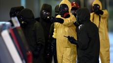 Cảnh sát Malaysia và lực lượng ứng phó vật liệu nguy hiểm trong cuộc tẩy độc sân bay lúc 2h sáng. Ảnh: Reuters