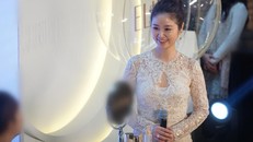 Lâm Tâm Như khoe má lúm xinh đẹp