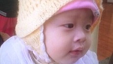 Cháu bé sức khỏe tốt đang được chính quyền phối hợp với nhà chùa chăm sóc