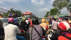 Hàng ngàn xe đậu kín hai bên đường gây ùn tắc trên Quốc lộ 1A