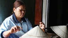 Ngày qua ngày, chị Thảo cần mẫn chằm nón để nuôi các con ăn học thành tài