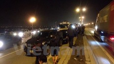 Hiện trường vụ việc dồn toa trên cầu Thanh Trì đêm 18/3. (Ảnh: PV/Vietnam+)