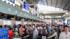 Hành khách chờ làm thủ tục lên chuyến bay. (Ảnh: Việt Hùng/Vietnam+)