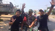 Hành trình của ông Công được nhiều bạn trẻ ngưỡng mộ, ngỏ ý giúp đỡ. Ảnh: NVCC