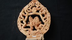 Phù điêu rồng được bố cục trong hình lá đề (lá nhĩ)