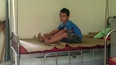 Em Cường đang được chăm sóc sức khoẻ để chờ đợi người thân