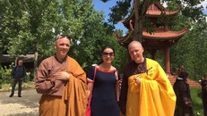 Tác giả bài viết chụp ảnh kỉ niệm trong khuôn viên Làng Mai