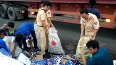 Cảnh sát cùng người dân phụ tài xế gom bia. Ảnh: CTV.