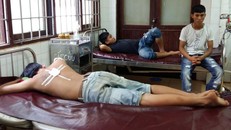 Ba thanh niên đang điều trị tại bệnh viện