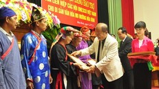 Các nghệ nhân đón nhận Bằng bảo trợ của Liên hiệp các Hội UNESCO Việt Nam cho Di sản văn hóa Mo Mường năm 2015