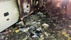 Nhiều hàng hóa, vật dụng dưới gầm xe bị lửa thiêu rụi