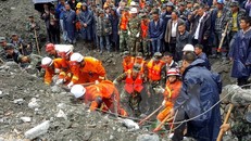 Nhân viên cứu hộ nỗ lực tìm kiếm người mất tích trong vụ lở đất. (Nguồn: EPA/TTXVN)