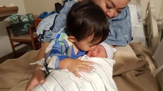 Cậu con trai lớn của Xuân Mai tỏ ra rất yêu quý em mới sinh